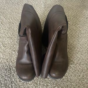 Women’s Size 8, Dark brown boot, Gold Accents